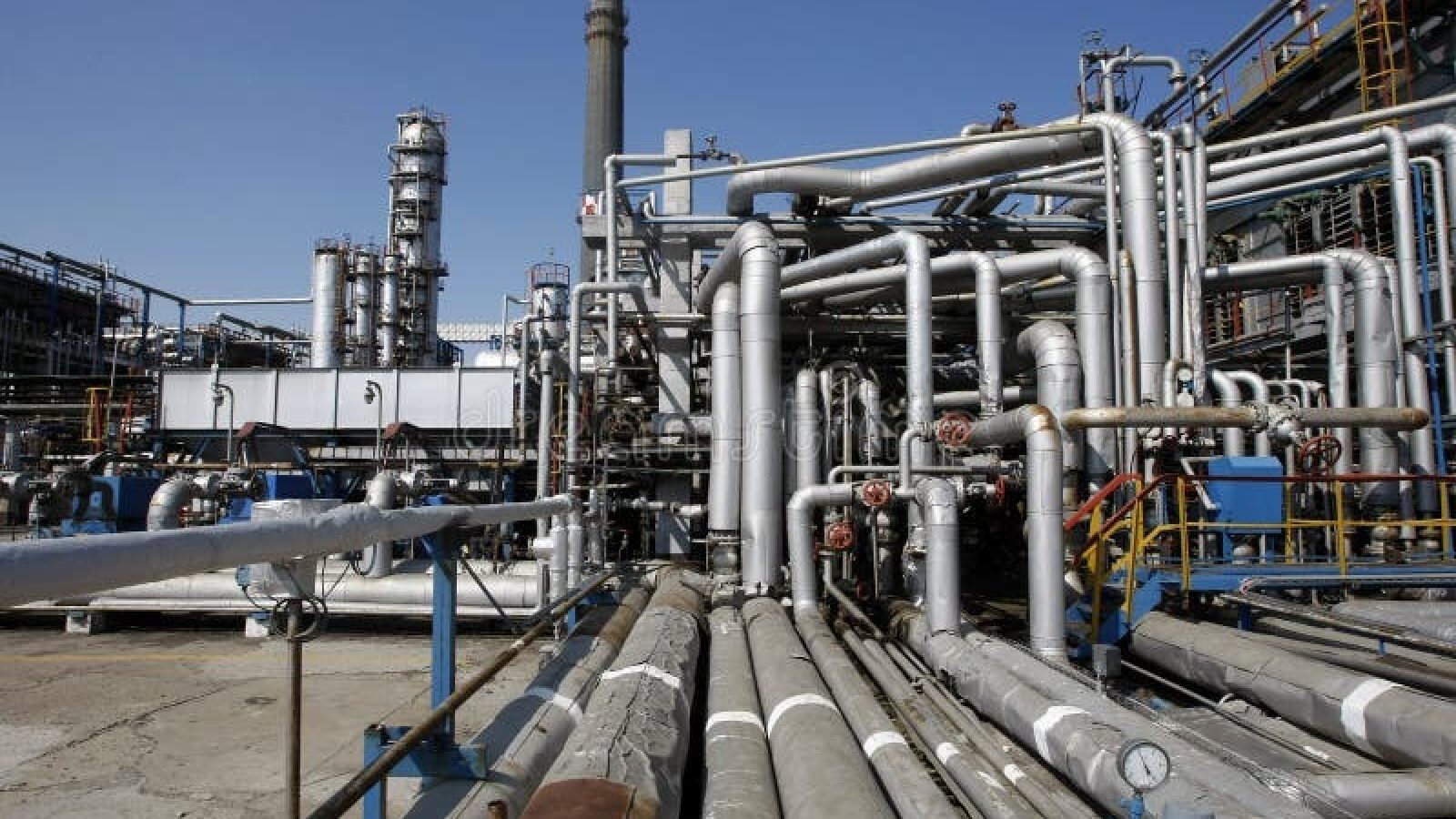 oil-refinery-pipes-10134720