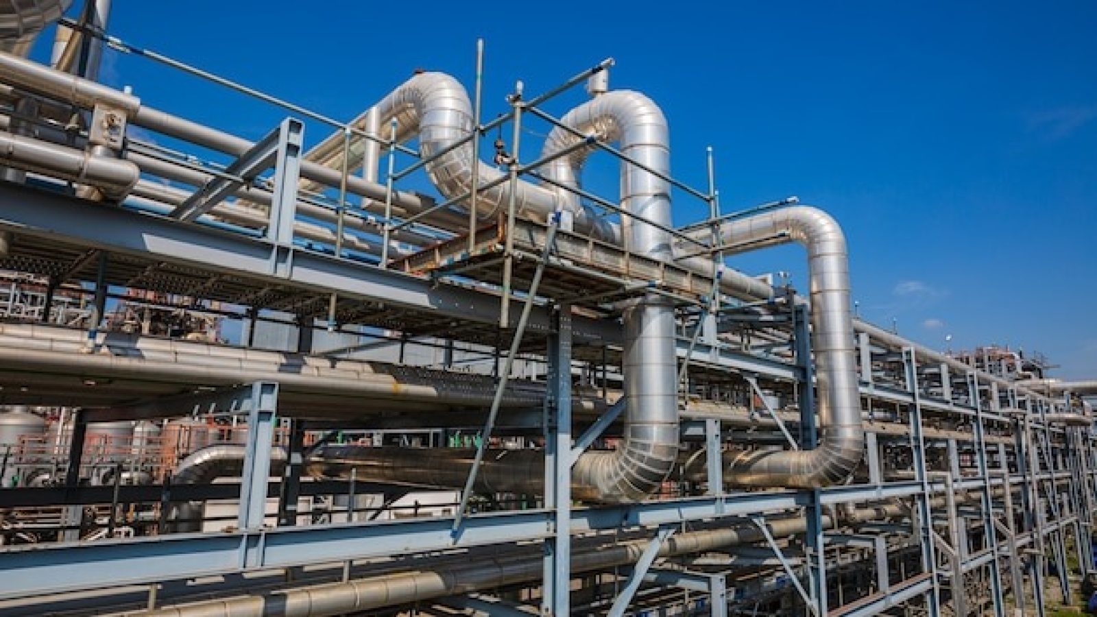 refinery-plant-equipment-pipe-li